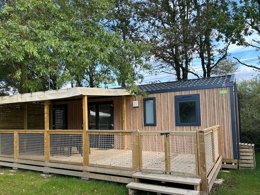 Camping Pas Cher vous présente avec son site Officiel campingpascher.fr, le Camping Les Charmes classé 4 étoiles, situé sur la commune de Apremont dans le département Vendée (Pays De La Loire) en France. Le camping Les Charmes, vous présente un hébergement de type mobil-home de 33 m². Le camping Les Charmes vous propose du dimanche 01 novembre au dimanche 08 novembre 2026, en promotion à -19% pour 7 nuits à 377,80 € au lieu de 468,0 € soit une Économie de 90,20 €. Cette location propose 215 dates différentes pour réserver votre séjour. Découvrez également les 17 autres gammes d'hébergements du camping. Les Avis clients pour le Camping Les Charmes sont excellents avec une note moyenne de 9 sur 10. Piscine chauffée, Piscine couverte, Animation enfants, Animations familiales, Aire de jeux enfants, Baby-foot, Court de tennis, Ping-pong, Pétanque, Structure gonflable enfants, Terrain multisports, Dépôt de pain, Plats à emporter, Snack/Bar, Épicerie,... En savoir plus : cliquez-ICI.