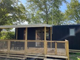 Camping Pas Cher vous présente avec son site Officiel campingpascher.fr, le Camping Les Charmes classé 4 étoiles, situé sur la commune de Apremont dans le département Vendée (Pays De La Loire) en France. Le camping Les Charmes, vous présente un hébergement de type mobil-home de 33 m² et télévision. Le camping Les Charmes vous propose du dimanche 08 mars au dimanche 15 mars 2026, en promotion à -19% pour 7 nuits à 326,60 € au lieu de 404,0 € soit une Économie de 77,40 €. Cette location propose 113 dates différentes pour réserver votre séjour. Découvrez également les 17 autres gammes d'hébergements du camping. Les Avis clients pour le Camping Les Charmes sont excellents avec une note moyenne de 9 sur 10. Piscine chauffée, Piscine couverte, Animation enfants, Animations familiales, Aire de jeux enfants, Baby-foot, Court de tennis, Ping-pong, Pétanque, Structure gonflable enfants, Terrain multisports, Dépôt de pain, Plats à emporter, Snack/Bar, Épicerie,... En savoir plus : cliquez-ICI.