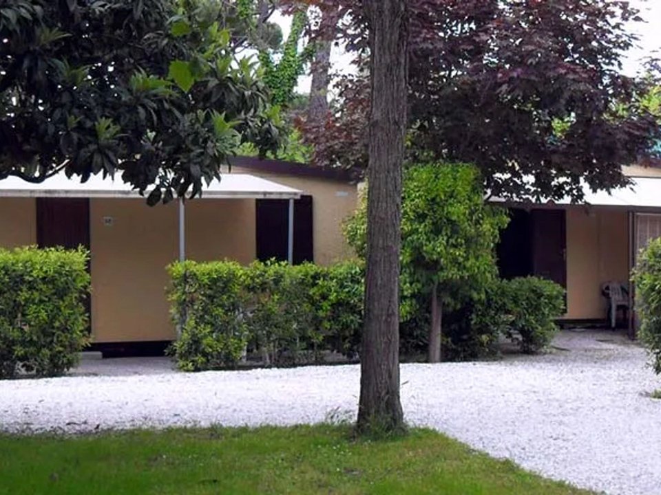 Camping Pas Cher vous présente avec son site Officiel campingpascher.fr, le Camping Luna, situé sur la commune de Marina Di Massa dans le département Massa-carrara (Toscane) en Italie. Le camping Luna vous propose un hébergement de type bungalow de 32 m² pour 6 personnes avec climatisation (télévision). L'établissement vous propose 6 autres types d'hébergements. Découvrez tous nos séjours à petits prix dans la commune et aux alentours de Marina Di Massa du département : Massa-carrara (Toscane). Les Avis clients pour le Camping Luna sont excellents avec une note moyenne de 10 sur 10. Mer, Ping-pong, Pizzeria, Restaurant,... En savoir plus : cliquez-ICI.