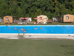 Camping Pas Cher vous présente avec son site Officiel campingpascher.fr, le Camping Village Des Bons-Hommes Au Pré Cathare classé 3 étoiles, situé sur la commune de Lavelanet dans le département Ariège (Midi Pyrénées) en France. Le camping Village Des Bons-Hommes Au Pré Cathare, vous présente un hébergement de type mobil-home de 32 m². Le camping Village Des Bons-Hommes Au Pré Cathare vous proposeun séjour PAS CHER avec une REMISEdu sam. 27 juin au sam. 04 juillet 2026, en promotion à -68% pour 7 nuits à 219 € au lieu de 700,0 € soit une Économie de 481 €. Cette location propose 13 dates différentes pour réserver votre séjour. Découvrez également les 3 autres gammes d'hébergements du camping. Les Avis clients pour le Camping Village Des Bons-Hommes Au Pré Cathare sont excellents avec une note moyenne de 10 sur 10. Piscine extérieure, Animations familiales, Aire de jeux enfants, Piscine, Pétanque, Randonnée, Terrain de basketball, Terrain de football, Bar, Plats à emporter, Snack/Bar,... En savoir plus : cliquez-ICI.