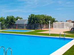 Camping Pas Cher vous présente avec son site Officiel campingpascher.fr, le Camping Holacamp Chilches, situé sur la commune de Xilxes dans le département Castellón (Valencia) en Espagne. Le camping Holacamp Chilches, vous présente un hébergement de type bungalow de 23 m² avec climatisation et télévision. Le camping Holacamp Chilches vous propose du sam. 12 septembre au sam. 19 septembre 2026 pour 7 nuits à 564.2€. Cette location propose 177 dates différentes pour réserver votre séjour. Découvrez également les 4 autres gammes d'hébergements du camping. Les Avis clients pour le Camping Holacamp Chilches sont excellents avec une note moyenne de 8 sur 10. Mer, Piscine extérieure, Animations familiales, Club enfants, Aire de jeux enfants, Pétanque, Terrain de basketball, Terrain de football, Terrain de volley-ball, Tir à l’arc, Restaurant, Épicerie,... En savoir plus : cliquez-ICI.
