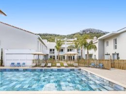 Camping Pas Cher vous présente avec son site Officiel campingpascher.fr, la Résidence Cap Cassis Calanques Pierre & Vacances classé 3 étoiles, située sur la commune de Roquefort La Bedoule dans le département Bouches-du-rhône (Provence Alpes Côte D'azur) en France. La résidence Cap Cassis Calanques Pierre & Vacances vous propose un hébergement de type appartement de 31 m² avec climatisation (télévision). L'établissement vous propose 6 autres types d'hébergements. Découvrez tous nos séjours à petits prix dans la commune et aux alentours de Roquefort La Bedoule du département : Bouches-du-rhône (Provence Alpes Côte D'azur). Piscine extérieure, Aire de jeux enfants, Pétanque,... En savoir plus : cliquez-ICI.