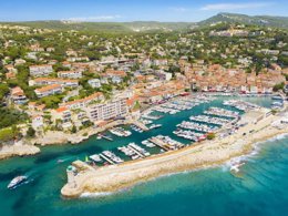 Camping Pas Cher vous présente avec son site Officiel campingpascher.fr, la Résidence Cap Cassis Calanques Pierre & Vacances classé 3 étoiles, située sur la commune de Roquefort La Bedoule dans le département Bouches-du-rhône (Provence Alpes Côte D'azur) en France. La résidence Cap Cassis Calanques Pierre & Vacances vous propose un hébergement de type appartement de 42 m² avec climatisation (télévision). Cet hébergement propose plus de 175 dates différentes pour réserver ! Pour dévouvrir la période la moins chère, consultez la rubrique 'Tarifs' et sélectionnez votre mois de départ. L'établissement vous propose 5 autres types d'hébergements. Découvrez tous nos séjours à petits prix dans la commune et aux alentours de Roquefort La Bedoule du département : Bouches-du-rhône (Provence Alpes Côte D'azur). Piscine extérieure, Aire de jeux enfants, Pétanque,... En savoir plus : cliquez-ICI.