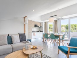 Camping Pas Cher vous présente avec son site Officiel campingpascher.fr, la Résidence Cap Cassis Calanques Pierre & Vacances classé 3 étoiles, située sur la commune de Roquefort La Bedoule dans le département Bouches-du-rhône (Provence Alpes Côte D'azur) en France. La résidence Cap Cassis Calanques Pierre & Vacances vous propose un hébergement de type appartement de 42 m² avec climatisation (télévision). Cet hébergement propose plus de 175 dates différentes pour réserver ! Pour dévouvrir la période la moins chère, consultez la rubrique 'Tarifs' et sélectionnez votre mois de départ. L'établissement vous propose 5 autres types d'hébergements. Découvrez tous nos séjours à petits prix dans la commune et aux alentours de Roquefort La Bedoule du département : Bouches-du-rhône (Provence Alpes Côte D'azur). Piscine extérieure, Aire de jeux enfants, Pétanque,... En savoir plus : cliquez-ICI.