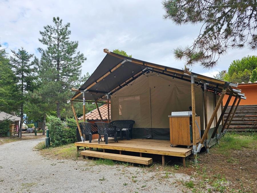Camping Pas Cher vous présente avec son site Officiel campingpascher.fr, le Camping Vodatent Luna Del Monte, situé sur la commune de Perugia dans le département Pérouse (Ombrie) en Italie. Le camping Vodatent Luna Del Monte, vous présente un hébergement de type tente en toile et bois de 25 m² pour 2 personnes. Le camping Vodatent Luna Del Monte vous propose du vendredi 26 juin au vendredi 03 juillet 2026, en promotion à -15% pour 7 nuits à 317,90 € au lieu de 374,0 € soit une Économie de 56,10 €. Cette location propose 65 dates différentes pour réserver votre séjour. Découvrez également les 4 autres gammes d'hébergements du camping. Piscine extérieure, Aire de jeux enfants, Ping-pong, Pétanque, Structure gonflable enfants, Bar,... En savoir plus : cliquez-ICI.