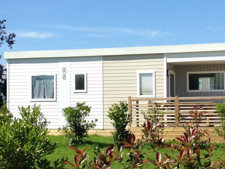 Camping Pas Cher vous présente avec son site Officiel campingpascher.fr, le Camping Lizoé - Entre Pierres Et Mer classé 3 étoiles, situé sur la commune de Pont Croix dans le département Finistère (Bretagne) en France. Le camping Lizoé - Entre Pierres Et Mer vous propose un hébergement de type mobil-home de 28 m² pour 6 personnes (télévision). L'établissement vous propose 9 autres types d'hébergements. Découvrez tous nos séjours à petits prix dans la commune et aux alentours de Pont Croix du département : Finistère (Bretagne). Les Avis clients pour le Camping Lizoé - Entre Pierres Et Mer sont excellents avec une note moyenne de 9 sur 10. Piscine chauffée, Piscine couverte, Aire de jeux enfants, Pétanque, Structure gonflable enfants, Terrain multisports, Dépôt de pain, Snack/Bar,... En savoir plus : cliquez-ICI.