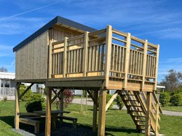 Camping Pas Cher vous présente avec son site Officiel campingpascher.fr, le Camping Lizoé - Entre Pierres Et Mer classé 3 étoiles, situé sur la commune de Pont Croix dans le département Finistère (Bretagne) en France. Le camping Lizoé - Entre Pierres Et Mer, vous présente un hébergement de type mobil-home pour 4 personnes et télévision. Le camping Lizoé - Entre Pierres Et Mer vous propose du jeudi 30 avril au jeudi 07 mai 2026, en promotion à -10% pour 7 nuits à 401,40 € au lieu de 446,0 € soit une Économie de 44,60 €. Cette location propose 157 dates différentes pour réserver votre séjour. Découvrez également les 9 autres gammes d'hébergements du camping. Les Avis clients pour le Camping Lizoé - Entre Pierres Et Mer sont excellents avec une note moyenne de 9 sur 10. Piscine chauffée, Piscine couverte, Aire de jeux enfants, Pétanque, Structure gonflable enfants, Terrain multisports, Dépôt de pain, Snack/Bar,... En savoir plus : cliquez-ICI.