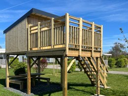 Camping Pas Cher vous présente avec son site Officiel campingpascher.fr, le Camping Lizoé - Entre Pierres Et Mer classé 3 étoiles, situé sur la commune de Pont Croix dans le département Finistère (Bretagne) en France. Le camping Lizoé - Entre Pierres Et Mer, vous présente un hébergement de type hébergement insolite. Le camping Lizoé - Entre Pierres Et Mer vous propose du mardi 28 avril au mardi 05 mai 2026, en promotion à -10% pour 7 nuits à 178,20 € au lieu de 198,0 € soit une Économie de 19,80 €. Cette location propose 179 dates différentes pour réserver votre séjour. Découvrez également les 9 autres gammes d'hébergements du camping. Les Avis clients pour le Camping Lizoé - Entre Pierres Et Mer sont excellents avec une note moyenne de 9 sur 10. Piscine chauffée, Piscine couverte, Aire de jeux enfants, Pétanque, Structure gonflable enfants, Terrain multisports, Dépôt de pain, Snack/Bar,... En savoir plus : cliquez-ICI.