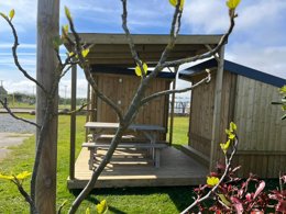 Camping Pas Cher vous présente avec son site Officiel campingpascher.fr, le Camping Lizoé - Entre Pierres Et Mer classé 3 étoiles, situé sur la commune de Pont Croix dans le département Finistère (Bretagne) en France. Le camping Lizoé - Entre Pierres Et Mer, vous présente un hébergement de type mobil-home de 6 m². Le camping Lizoé - Entre Pierres Et Mer vous propose du vendredi 03 avril au vendredi 10 avril 2026, en promotion à -10% pour 7 nuits à 302,40 € au lieu de 336,0 € soit une Économie de 33,60 €. Cette location propose 170 dates différentes pour réserver votre séjour. Découvrez également les 9 autres gammes d'hébergements du camping. Les Avis clients pour le Camping Lizoé - Entre Pierres Et Mer sont excellents avec une note moyenne de 9 sur 10. Piscine chauffée, Piscine couverte, Aire de jeux enfants, Pétanque, Structure gonflable enfants, Terrain multisports, Dépôt de pain, Snack/Bar,... En savoir plus : cliquez-ICI.