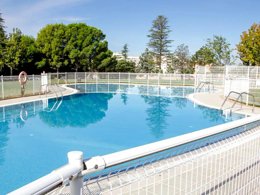 Camping Pas Cher vous présente avec son site Officiel campingpascher.fr, le Camping Zaragoza classé 3 étoiles, situé sur la commune de Zaragoza dans le département Saragosse (Aragon) en Espagne. Le camping Zaragoza, vous présente un hébergement de type mobil-home de 25 m² pour 4 personnes avec climatisation et télévision. Le camping Zaragoza vous propose du lundi 19 octobre au lundi 26 octobre 2026 pour 7 nuits à 763€. Cette location propose 140 dates différentes pour réserver votre séjour. Découvrez également les 2 autres gammes d'hébergements du camping. Piscine extérieure, Aire de jeux enfants, Court de tennis, Terrain de basketball, Terrain de football, Restaurant,... En savoir plus : cliquez-ICI.