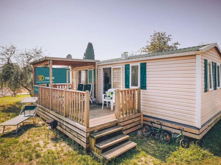 Camping Pas Cher vous présente avec son site Officiel campingpascher.fr, le Camping Bi Village, situé sur la commune de Fazana dans le département Istrie (Istrie) en Croatie. Le camping Bi Village vous propose un hébergement de type mobil-home de 35 m² avec climatisation (télévision). L'établissement vous propose 8 autres types d'hébergements. Découvrez tous nos séjours à petits prix dans la commune et aux alentours de Fazana du département : Istrie (Istrie). Bassin enfant, Piscine extérieure, Animation enfants, Club enfants, Aire de jeux enfants, Canoë-kayak, Centre équestre, Club enfant de nuit, Court de tennis, Escalade, Golf, Ping-pong, Piscine, Pétanque, Structure gonflable enfants, Terrain de football, Terrain de volley-ball, Terrain multisports, Bar, Plats à emporter, Restaurant, Snack/Bar, Épicerie,... En savoir plus : cliquez-ICI.