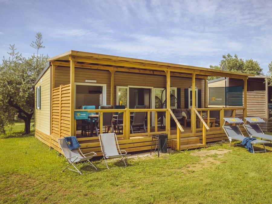 Camping Pas Cher vous présente avec son site Officiel campingpascher.fr, le Camping Bi Village, situé sur la commune de Fazana dans le département Istrie (Istrie) en Croatie. Le camping Bi Village vous propose un hébergement de type mobil-home de 37 m² avec climatisation (télévision). L'établissement vous propose 9 autres types d'hébergements. Découvrez tous nos séjours à petits prix dans la commune et aux alentours de Fazana du département : Istrie (Istrie). Bassin enfant, Piscine extérieure, Animation enfants, Club enfants, Aire de jeux enfants, Canoë-kayak, Centre équestre, Club enfant de nuit, Court de tennis, Escalade, Golf, Ping-pong, Piscine, Pétanque, Structure gonflable enfants, Terrain de football, Terrain de volley-ball, Terrain multisports, Bar, Plats à emporter, Restaurant, Snack/Bar, Épicerie,... En savoir plus : cliquez-ICI.