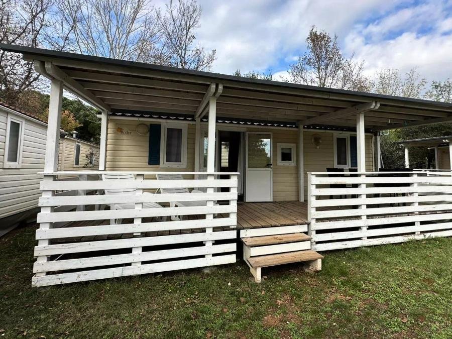 Camping Pas Cher vous présente avec son site Officiel campingpascher.fr, le Camping Bi Village, situé sur la commune de Fazana dans le département Istrie (Istrie) en Croatie. Le camping Bi Village, vous présente un hébergement de type mobil-home de 24 m² avec climatisation et télévision. Le camping Bi Village vous proposeun séjour PAS CHER avec une REMISEdu mardi 09 juin au mardi 16 juin 2026, en promotion à -45% pour 7 nuits à 239 € au lieu de 434,55 € soit une Économie de 195,55 €. Cette location propose 74 dates différentes pour réserver votre séjour. Découvrez également les 12 autres gammes d'hébergements du camping. Bassin enfant, Piscine extérieure, Animation enfants, Club enfants, Aire de jeux enfants, Canoë-kayak, Centre équestre, Club enfant de nuit, Court de tennis, Escalade, Golf, Ping-pong, Piscine, Pétanque, Structure gonflable enfants, Terrain de football, Terrain de volley-ball, Terrain multisports, Bar, Plats à emporter, Restaurant, Snack/Bar, Épicerie,... En savoir plus : cliquez-ICI.