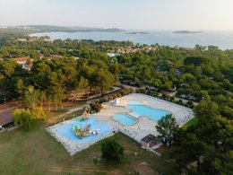 Camping Pas Cher vous présente avec son site Officiel campingpascher.fr, le Camping Bi Village, situé sur la commune de Fazana dans le département Istrie (Istrie) en Croatie. Le camping Bi Village vous propose un hébergement de type mobil-home de 35 m² avec climatisation (télévision). L'établissement vous propose 9 autres types d'hébergements. Découvrez tous nos séjours à petits prix dans la commune et aux alentours de Fazana du département : Istrie (Istrie). Bassin enfant, Piscine extérieure, Animation enfants, Club enfants, Aire de jeux enfants, Canoë-kayak, Centre équestre, Club enfant de nuit, Court de tennis, Escalade, Golf, Ping-pong, Piscine, Pétanque, Structure gonflable enfants, Terrain de football, Terrain de volley-ball, Terrain multisports, Bar, Plats à emporter, Restaurant, Snack/Bar, Épicerie,... En savoir plus : cliquez-ICI.