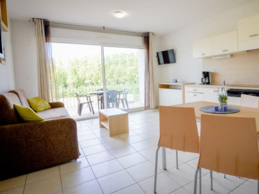 Camping Pas Cher vous présente avec son site Officiel campingpascher.fr, le Village vacances La Du Château De Jouarres classé 3 étoiles, situé sur la commune de Azille dans le département Aude (Languedoc Roussillon) en France. Le village vacances La Du Château De Jouarres, vous présente un hébergement de type studio de 34 m² et télévision. Le village vacances La Du Château De Jouarres vous propose du jeudi 24 septembre au jeudi 01 octobre 2026, en promotion à -15% pour 7 nuits à 252,45 € au lieu de 297,0 € soit une Économie de 44,55 €. Cette location propose 84 dates différentes pour réserver votre séjour. Découvrez également les 7 autres gammes d'hébergements du village vacances. Piscine extérieure, Club enfants, Aire de jeux enfants, Bar, Restaurant, Supermarché,... En savoir plus : cliquez-ICI.