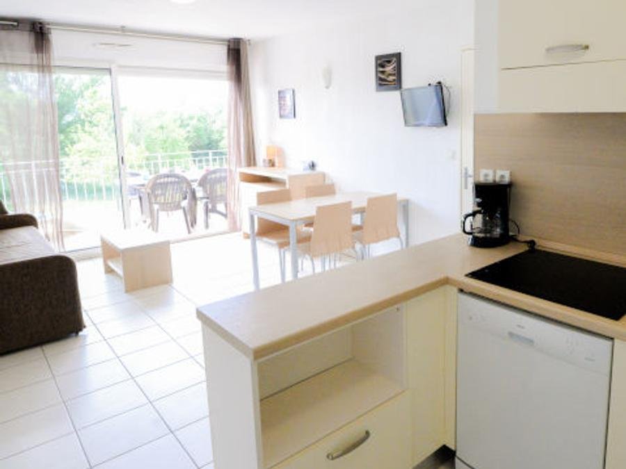Camping Pas Cher vous présente avec son site Officiel campingpascher.fr, le Village vacances La Du Château De Jouarres classé 3 étoiles, situé sur la commune de Azille dans le département Aude (Languedoc Roussillon) en France. Le village vacances La Du Château De Jouarres vous propose un hébergement de type appartement de 54 m² (télévision). Cet hébergement propose plus de 92 dates différentes pour réserver ! Pour dévouvrir la période la moins chère, consultez la rubrique 'Tarifs' et sélectionnez votre mois de départ. L'établissement vous propose 7 autres types d'hébergements. Découvrez tous nos séjours à petits prix dans la commune et aux alentours de Azille du département : Aude (Languedoc Roussillon). Piscine extérieure, Club enfants, Aire de jeux enfants, Bar, Restaurant, Supermarché,... En savoir plus : cliquez-ICI.
