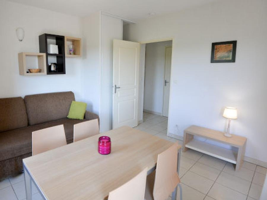 Camping Pas Cher vous présente avec son site Officiel campingpascher.fr, le Village vacances La Du Château De Jouarres classé 3 étoiles, situé sur la commune de Azille dans le département Aude (Languedoc Roussillon) en France. Le village vacances La Du Château De Jouarres, vous présente un hébergement de type appartement de 57 m² pour 1 personne avec climatisation et télévision. Le village vacances La Du Château De Jouarres vous propose du jeudi 24 septembre au jeudi 01 octobre 2026, en promotion à -15% pour 7 nuits à 459 € au lieu de 540,0 € soit une Économie de 81 €. Cette location propose 57 dates différentes pour réserver votre séjour. Découvrez également les 7 autres gammes d'hébergements du village vacances. Piscine extérieure, Club enfants, Aire de jeux enfants, Bar, Restaurant, Supermarché,... En savoir plus : cliquez-ICI.