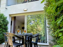 Camping Pas Cher vous présente avec son site Officiel campingpascher.fr, le Village vacances La Du Château De Jouarres classé 3 étoiles, situé sur la commune de Azille dans le département Aude (Languedoc Roussillon) en France. Le village vacances La Du Château De Jouarres, vous présente un hébergement de type studio de 47 m² et télévision. Le village vacances La Du Château De Jouarres vous propose du sam. 04 avril au sam. 11 avril 2026 pour 7 nuits à 406€. Cette location propose 196 dates différentes pour réserver votre séjour. Découvrez également les 7 autres gammes d'hébergements du village vacances. Piscine extérieure, Club enfants, Aire de jeux enfants, Bar, Restaurant, Supermarché,... En savoir plus : cliquez-ICI.