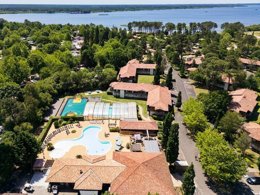 Camping Pas Cher vous présente avec son site Officiel campingpascher.fr, la Résidence Les Cottages Du Lac classé 3 étoiles, située sur la commune de Parentis En Born dans le département Landes (Aquitaine) en France. La résidence Les Cottages Du Lac, vous présente un hébergement de type appartement de 45 m² pour 6 personnes et télévision. La résidence Les Cottages Du Lac vous propose du dimanche 13 septembre au dimanche 20 septembre 2026 pour 7 nuits à 686€. Cette location propose 59 dates différentes pour réserver votre séjour. Découvrez également les 12 autres gammes d'hébergements de la résidence. Piscine couverte, Piscine extérieure, Aire de jeux enfants, Baby-foot, Cyclisme, Golf, Ping-pong, Pétanque, Surf, Terrain multisports, Bar, Dépôt de pain, Restaurant, Snack/Bar,... En savoir plus : cliquez-ICI.