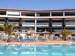 Camping Pas Cher vous présente avec son site Officiel campingpascher.fr, le Village vacances Pierre & Vacances Premium Residence Horizon Golf classé 4 étoiles, situé sur la commune de Saint Cyprien dans le département Pyrénées-orientales (Languedoc Roussillon) en France. Le village vacances Pierre & Vacances Premium Residence Horizon Golf, vous présente un hébergement de type appartement de 38 m² avec climatisation et télévision. Le village vacances Pierre & Vacances Premium Residence Horizon Golf vous propose du dimanche 15 novembre au dimanche 22 novembre 2026 pour 7 nuits à 511€. Cette location propose 255 dates différentes pour réserver votre séjour. Découvrez également les 6 autres gammes d'hébergements du village vacances. Piscine chauffée, Piscine extérieure, Aire de jeux enfants, Baby-foot, Golf, Ping-pong, Pétanque, Bar, Restaurant, Snack/Bar,... En savoir plus : cliquez-ICI.