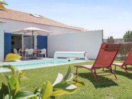 Camping Pas Cher vous présente avec son site Officiel campingpascher.fr, la Résidence Pierre & Vacances Premium Residence Les Villas D'Olonne classé 4 étoiles, située sur la commune de Les Sables D'olonne dans le département Vendée (Pays De La Loire) en France. La résidence Pierre & Vacances Premium Residence Les Villas D'Olonne, vous présente un hébergement de type villa de 69 m² avec climatisation et télévision. La résidence Pierre & Vacances Premium Residence Les Villas D'Olonne vous propose du sam. 31 octobre au sam. 07 novembre 2026 pour 7 nuits à 726€. Cette location propose 42 dates différentes pour réserver votre séjour. Découvrez également les 3 autres gammes d'hébergements de la résidence. Aire de jeux enfants,... En savoir plus : cliquez-ICI.