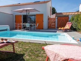 Camping Pas Cher vous présente avec son site Officiel campingpascher.fr, la Résidence Pierre & Vacances Premium Residence Les Villas D'Olonne classé 4 étoiles, située sur la commune de Les Sables D'olonne dans le département Vendée (Pays De La Loire) en France. La résidence Pierre & Vacances Premium Residence Les Villas D'Olonne, vous présente un hébergement de type villa de 69 m² avec climatisation et télévision. La résidence Pierre & Vacances Premium Residence Les Villas D'Olonne vous propose du sam. 31 octobre au sam. 07 novembre 2026 pour 7 nuits à 861€. Cette location propose 71 dates différentes pour réserver votre séjour. Découvrez également les 4 autres gammes d'hébergements de la résidence. Aire de jeux enfants,... En savoir plus : cliquez-ICI.