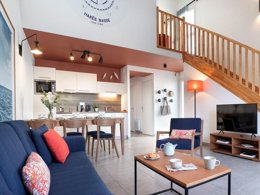 Camping Pas Cher vous présente avec son site Officiel campingpascher.fr, la Résidence Pierre & Vacances Premium Residence Les Villas D'Olonne classé 4 étoiles, située sur la commune de Les Sables D'olonne dans le département Vendée (Pays De La Loire) en France. La résidence Pierre & Vacances Premium Residence Les Villas D'Olonne, vous présente un hébergement de type villa de 69 m² avec climatisation et télévision. La résidence Pierre & Vacances Premium Residence Les Villas D'Olonne vous propose du vendredi 19 décembre au vendredi 26 décembre 2025 pour 7 nuits à 839€. Cette location propose 33 dates différentes pour réserver votre séjour. Découvrez également les 4 autres gammes d'hébergements de la résidence. Aire de jeux enfants,... En savoir plus : cliquez-ICI.