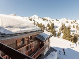 Camping Pas Cher vous présente avec son site Officiel campingpascher.fr, la Résidence Pierre & Vacances Residence Le Quartz classé 3 étoiles, située sur la commune de La Plagne-tarentaise dans le département Savoie (Rhône Alpes) en France. La résidence Pierre & Vacances Residence Le Quartz, vous présente un hébergement de type appartement de 47 m² et télévision. La résidence Pierre & Vacances Residence Le Quartz vous propose du dimanche 22 mars au dimanche 29 mars 2026 pour 7 nuits à 1325€. Cette location propose 1 dates différentes pour réserver votre séjour. Découvrez également les 2 autres gammes d'hébergements de la résidence. Escalade, Bar, Restaurant, Supermarché,... En savoir plus : cliquez-ICI.