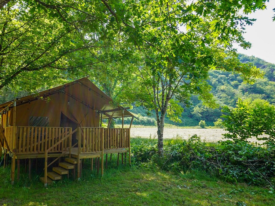 Camping Pas Cher vous présente avec son site Officiel campingpascher.fr, le Établissement Vodatent Pittoresque, situé sur la commune de Saint Parthem dans le département Aveyron (Midi-pyrénées) en France. L'établissement Vodatent Pittoresque vous propose un hébergement de type tente toile et bois de 45 m². L'établissement vous propose 11 autres types d'hébergements. Découvrez tous nos séjours à petits prix dans la commune et aux alentours de Saint Parthem du département : Aveyron (Midi-pyrénées).... En savoir plus : cliquez-ICI.