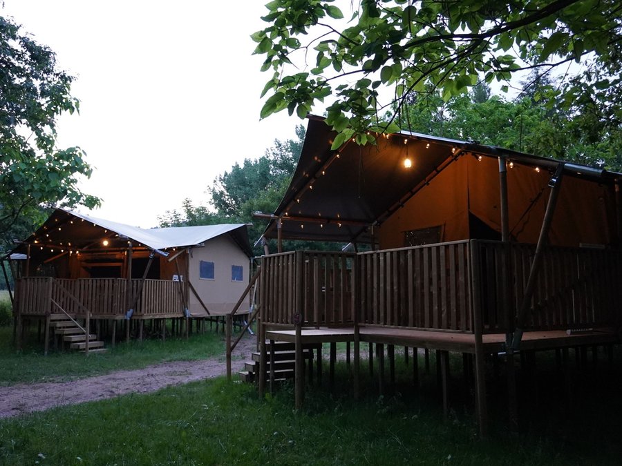 Camping Pas Cher vous présente avec son site Officiel campingpascher.fr, le Établissement Vodatent Pittoresque, situé sur la commune de Saint Parthem dans le département Aveyron (Midi-pyrénées) en France. L'établissement Vodatent Pittoresque vous propose un hébergement de type tente toile et bois de 54 m². L'établissement vous propose 11 autres types d'hébergements. Découvrez tous nos séjours à petits prix dans la commune et aux alentours de Saint Parthem du département : Aveyron (Midi-pyrénées).... En savoir plus : cliquez-ICI.