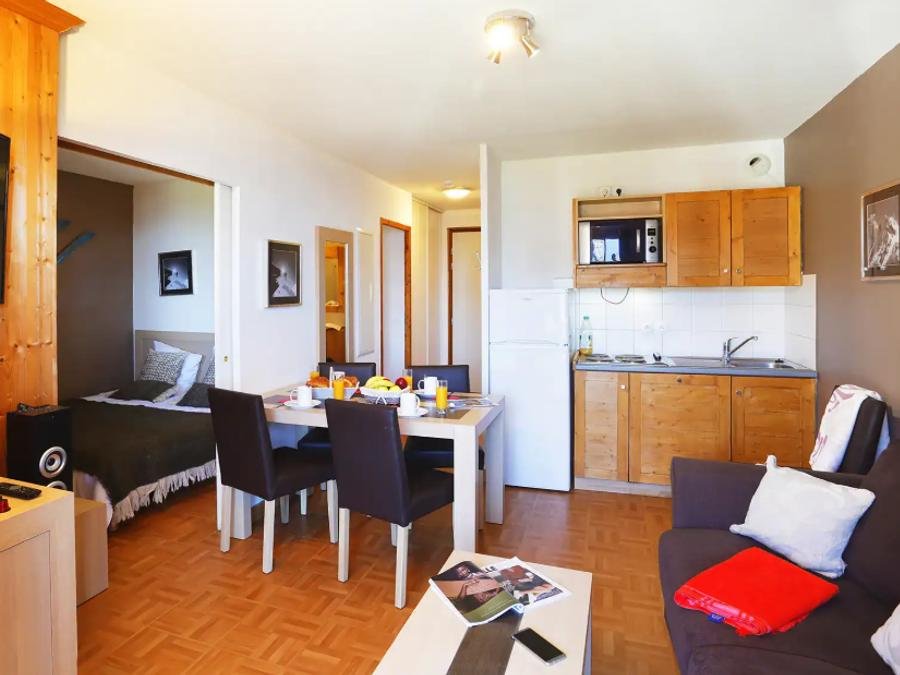 Camping Pas Cher vous présente avec son site Officiel campingpascher.fr, le Village vacances Goélia Les Chalets Des Cimes, situé sur la commune de La Toussuire dans le département Savoie (Rhône Alpes) en France. Le village vacances Goélia Les Chalets Des Cimes, vous présente un hébergement de type appartement de 30 m² pour 4 personnes et télévision. Le village vacances Goélia Les Chalets Des Cimes vous propose du sam. 20 mars au sam. 27 mars 2027, en promotion à -10% pour 7 nuits à 315 € au lieu de 350,0 € soit une Économie de 35 €. Cette location propose 10 dates différentes pour réserver votre séjour. Découvrez également les 4 autres gammes d'hébergements du village vacances. Piscine chauffée, Piscine couverte, Randonnée, Salle de fitness,... En savoir plus : cliquez-ICI.