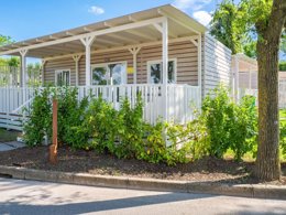 Camping Pas Cher vous présente avec son site Officiel campingpascher.fr, le Village vacances Le Mimose Family Resort classé 4 étoiles, situé sur la commune de Porto Sant Elpidio dans le département Fermo (Les Marches) en Italie. Le village vacances Le Mimose Family Resort vous propose un hébergement de type mobil-home de 33 m² pour 1 personne avec climatisation (télévision). L'établissement vous propose 9 autres types d'hébergements. Découvrez tous nos séjours à petits prix dans la commune et aux alentours de Porto Sant Elpidio du département : Fermo (Les Marches). Mer, Piscine extérieure, Animations familiales, Club enfants, Aire de jeux enfants, Court de tennis, Planche à voile, Ski nautique, Terrain de beach-volley, Bar, Pizzeria, Restaurant, Snack/Bar, Épicerie,... En savoir plus : cliquez-ICI.