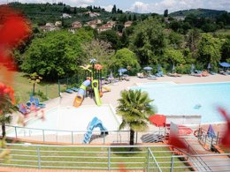 Camping Pas Cher vous présente avec son site Officiel campingpascher.fr, le Camping Il Poggetto classé 3 étoiles, situé sur la commune de Cellai dans le département Florence (Toscane) en Italie. Le camping Il Poggetto, vous présente un hébergement de type caravane de 20 m² avec climatisation. Le camping Il Poggetto vous propose du lundi 15 juin au lundi 22 juin 2026 pour 7 nuits à 819€. Cette location propose 40 dates différentes pour réserver votre séjour. Découvrez également les 13 autres gammes d'hébergements du camping. Les Avis clients pour le Camping Il Poggetto sont excellents avec une note moyenne de 10 sur 10. Piscine extérieure, Animation enfants, Club enfants, Centre équestre, Cyclisme, Ping-pong, Randonnée, Terrain de football, Terrain de volley-ball, Terrain multisports, Bar, Plats à emporter, Restaurant, Snack/Bar, Épicerie,... En savoir plus : cliquez-ICI.