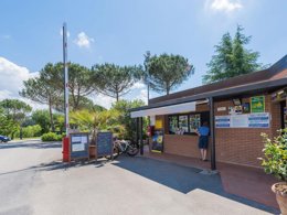 Camping Pas Cher vous présente avec son site Officiel campingpascher.fr, le Camping Il Poggetto classé 3 étoiles, situé sur la commune de Cellai dans le département Florence (Toscane) en Italie. Le camping Il Poggetto, vous présente un hébergement de type caravane de 20 m² avec climatisation. Le camping Il Poggetto vous propose du sam. 04 avril au sam. 11 avril 2026 pour 7 nuits à 994€. Cette location propose 149 dates différentes pour réserver votre séjour. Découvrez également les 12 autres gammes d'hébergements du camping. Les Avis clients pour le Camping Il Poggetto sont excellents avec une note moyenne de 10 sur 10. Piscine extérieure, Animation enfants, Club enfants, Centre équestre, Cyclisme, Ping-pong, Randonnée, Terrain de football, Terrain de volley-ball, Terrain multisports, Bar, Plats à emporter, Restaurant, Snack/Bar, Épicerie,... En savoir plus : cliquez-ICI.