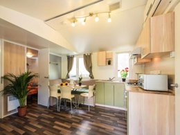 Camping Pas Cher vous présente avec son site Officiel campingpascher.fr, le Camping Il Poggetto classé 3 étoiles, situé sur la commune de Cellai dans le département Florence (Toscane) en Italie. Le camping Il Poggetto, vous présente un hébergement de type mobil-home avec climatisation. Le camping Il Poggetto vous proposeun séjour PAS CHER avec une REMISEdu jeudi 30 avril au jeudi 07 mai 2026, en promotion à -34% pour 7 nuits à 469 € au lieu de 710,61 € soit une Économie de 241,61 €. Cette location propose 98 dates différentes pour réserver votre séjour. Découvrez également les 12 autres gammes d'hébergements du camping. Les Avis clients pour le Camping Il Poggetto sont excellents avec une note moyenne de 10 sur 10. Piscine extérieure, Animation enfants, Club enfants, Centre équestre, Cyclisme, Ping-pong, Randonnée, Terrain de football, Terrain de volley-ball, Terrain multisports, Bar, Plats à emporter, Restaurant, Snack/Bar, Épicerie,... En savoir plus : cliquez-ICI.