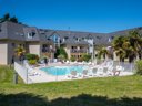 Camping Pas Cher vous présente avec son site Officiel campingpascher.fr, le Village vacances Residence Goélia Kermael, situé sur la commune de Saint Briac Sur Mer dans le département Ille-et-vilaine (Bretagne) en France. Le village vacances Residence Goélia Kermael, vous présente un hébergement de type studio de 27 m² pour 4 personnes et télévision. Le village vacances Residence Goélia Kermael vous propose du sam. 19 septembre au sam. 26 septembre 2026 pour 7 nuits à 371€. Cette location propose 9 dates différentes pour réserver votre séjour. Découvrez également les 3 autres gammes d'hébergements du village vacances. Piscine extérieure, Ping-pong, Salle de fitness,... En savoir plus : cliquez-ICI.