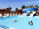 Camping Pas Cher vous présente avec son site Officiel campingpascher.fr, le Village vacances Residence Goélia Le Domaine Des Dunes Mimizan (Côte Landaise) classé 3 étoiles, situé sur la commune de Mimizan dans le département Landes (Aquitaine) en France. Le village vacances Residence Goélia Le Domaine Des Dunes Mimizan (Côte Landaise), vous présente un hébergement de type maison de 33 m² et télévision. Le village vacances Residence Goélia Le Domaine Des Dunes Mimizan (Côte Landaise) vous propose du sam. 19 septembre au sam. 26 septembre 2026 pour 7 nuits à 294€. Cette location propose 17 dates différentes pour réserver votre séjour. Découvrez également les 3 autres gammes d'hébergements du village vacances. Mer, Piscine couverte, Piscine extérieure, Animation enfants, Salle de fitness,... En savoir plus : cliquez-ICI.