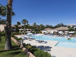 Camping Pas Cher vous présente avec son site Officiel campingpascher.fr, le Village vacances Sognu Di Mare classé 3 étoiles, situé sur la commune de Linguizzetta dans le département Corse Du Nord (Corse) en France. Le village vacances Sognu Di Mare, vous présente un hébergement de type appartement pour 6 personnes. Le village vacances Sognu Di Mare vous propose du sam. 06 juin au sam. 13 juin 2026, en promotion à -10% pour 7 nuits à 571,49 € au lieu de 635,0 € soit une Économie de 63,51 €. Cette location propose 11 dates différentes pour réserver votre séjour. Découvrez également les 5 autres gammes d'hébergements du village vacances. Mer, Piscine extérieure, Animations familiales, Club enfants, Aire de jeux enfants, Centre équestre, Cyclisme, Ping-pong, Pétanque, Randonnée, Sports nautiques, Dépôt de pain, Restaurant, Snack/Bar, Supermarché, Épicerie,... En savoir plus : cliquez-ICI.