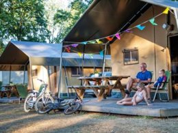 Camping Pas Cher vous présente avec son site Officiel campingpascher.fr, le Établissement Recreatiepark Den Blanken, situé sur la commune de Neede dans le département Berkelland (Gueldre) au Pays-bas. L'établissement Recreatiepark Den Blanken vous propose un hébergement de type chalet. L'établissement vous propose 7 autres types d'hébergements. Découvrez tous nos séjours à petits prix dans la commune et aux alentours de Neede du département : Berkelland (Gueldre).... En savoir plus : cliquez-ICI.