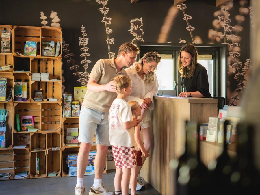 Camping Pas Cher vous présente avec son site Officiel campingpascher.fr, le Village vacances Vakantiehoeve Si-Es-An, situé sur la commune de Balkbrug dans le département Hardenberg (Overijssel) au Pays-bas. Le village vacances Vakantiehoeve Si-Es-An, vous présente un hébergement de type mini-maison avec climatisation et télévision. Le village vacances Vakantiehoeve Si-Es-An vous propose du lundi 04 janvier au lundi 11 janvier 2027 pour 7 nuits à 552€. Cette location propose 442 dates différentes pour réserver votre séjour. Découvrez également les 13 autres gammes d'hébergements du village vacances. Animation enfants, Aire de jeux enfants, Centre équestre, Golf, Structure gonflable enfants, Terrain de basketball, Terrain de football, Restaurant, Snack/Bar,... En savoir plus : cliquez-ICI.