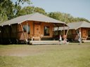 Cliquez pour découvrir toutes les photos de l'HÉBERGEMENT ! tente en toile et bois - village vacances Vakantiehoeve Si-Es-An photo 1