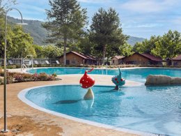 Camping Pas Cher vous présente avec son site Officiel campingpascher.fr, le Camping Wecamp Pirineos classé 4 étoiles, situé sur la commune de Boltana dans le département Huesca (Aragon) en Espagne. Le camping Wecamp Pirineos, vous présente un hébergement de type tente pour 2 personnes. Le camping Wecamp Pirineos vous propose du lundi 21 septembre au lundi 28 septembre 2026 pour 7 nuits à 564.3€. Cette location propose 91 dates différentes pour réserver votre séjour. Découvrez également les 2 autres gammes d'hébergements du camping. Piscine extérieure, Animations familiales, Club enfants, Aire de jeux enfants, Court de padel en extérieur, Court de tennis, Bar, Restaurant, Épicerie,... En savoir plus : cliquez-ICI.