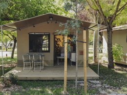 Camping Pas Cher vous présente avec son site Officiel campingpascher.fr, le Camping Wecamp Pinineos classé 4 étoiles, situé sur la commune de Boltana dans le département Huesca (Aragon) en Espagne. Le camping Wecamp Pinineos, vous présente un hébergement de type tente pour 2 personnes. Le camping Wecamp Pinineos vous propose du lundi 06 avril au lundi 13 avril 2026 pour 7 nuits à 515€. Cette location propose 130 dates différentes pour réserver votre séjour. Découvrez également les 2 autres gammes d'hébergements du camping. Piscine extérieure, Animations familiales, Club enfants, Aire de jeux enfants, Court de padel en extérieur, Court de tennis, Bar, Restaurant, Épicerie,... En savoir plus : cliquez-ICI.