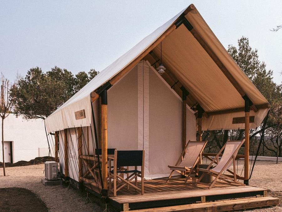 Camping Pas Cher vous présente avec son site Officiel campingpascher.fr, le Camping Wecamp Cadaques classé 3 étoiles, situé sur la commune de Cadaques dans le département Gérone (Catalogne) en Espagne. Le camping Wecamp Cadaques, vous présente un hébergement de type tente. Le camping Wecamp Cadaques vous propose du dimanche 13 décembre au dimanche 20 décembre 2026 pour 7 nuits à 704€. Cette location propose 98 dates différentes pour réserver votre séjour. Découvrez également les 5 autres gammes d'hébergements du camping. Piscine chauffée, Piscine extérieure, Animations familiales, Club enfants, Aire de jeux enfants, Ping-pong, Terrain de basketball, Terrain de football, Bar, Restaurant, Épicerie,... En savoir plus : cliquez-ICI.