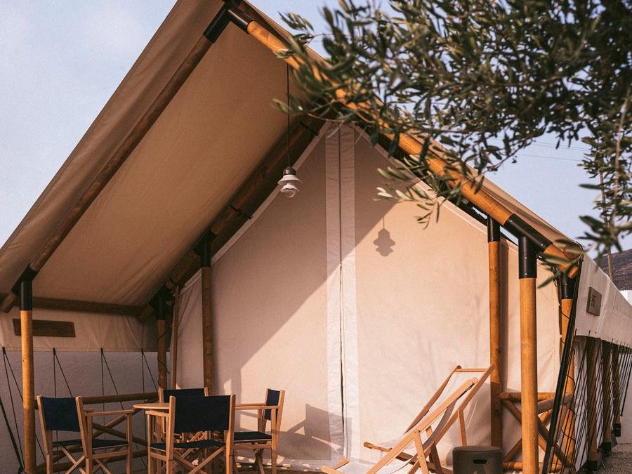 Camping Pas Cher vous présente avec son site Officiel campingpascher.fr, le Camping Wecamp Cadaques classé 3 étoiles, situé sur la commune de Cadaques dans le département Gérone (Catalogne) en Espagne. Le camping Wecamp Cadaques, vous présente un hébergement de type tente. Le camping Wecamp Cadaques vous propose du dimanche 13 décembre au dimanche 20 décembre 2026 pour 7 nuits à 811€. Cette location propose 87 dates différentes pour réserver votre séjour. Découvrez également les 4 autres gammes d'hébergements du camping. Piscine chauffée, Piscine extérieure, Animations familiales, Club enfants, Aire de jeux enfants, Ping-pong, Terrain de basketball, Terrain de football, Bar, Restaurant, Épicerie,... En savoir plus : cliquez-ICI.