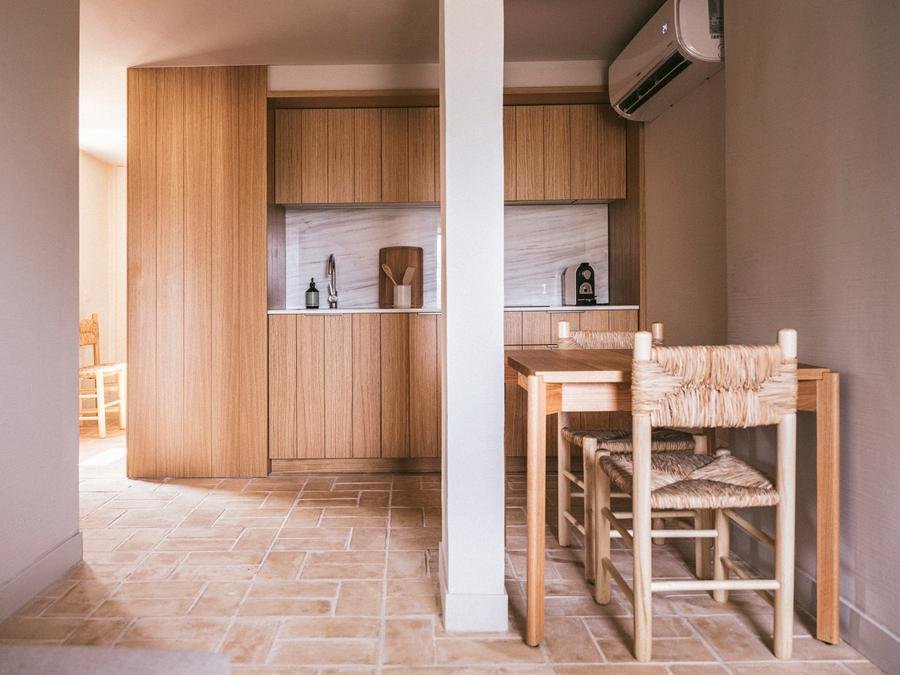 Camping Pas Cher vous présente avec son site Officiel campingpascher.fr, le Camping Wecamp Cadaques classé 3 étoiles, situé sur la commune de Cadaques dans le département Gérone (Catalogne) en Espagne. Le camping Wecamp Cadaques, vous présente un hébergement de type appartement. Le camping Wecamp Cadaques vous propose du dimanche 13 décembre au dimanche 20 décembre 2026 pour 7 nuits à 1008€. Cette location propose 82 dates différentes pour réserver votre séjour. Découvrez également les 4 autres gammes d'hébergements du camping. Piscine chauffée, Piscine extérieure, Animations familiales, Club enfants, Aire de jeux enfants, Ping-pong, Terrain de basketball, Terrain de football, Bar, Restaurant, Épicerie,... En savoir plus : cliquez-ICI.