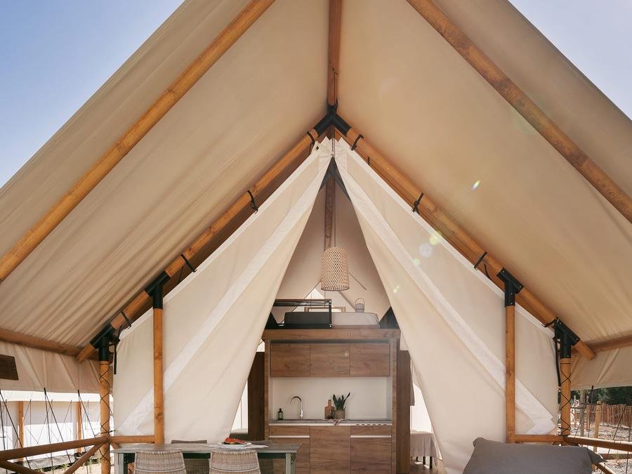 Camping Pas Cher vous présente avec son site Officiel campingpascher.fr, le Camping Wecamp Cabo De Gata classé 3 étoiles, situé sur la commune de Las Negras dans le département Almería (Andalousie) en Espagne. Le camping Wecamp Cabo De Gata, vous présente un hébergement de type tente en toile et bois de 22 m² pour 1 personne. Le camping Wecamp Cabo De Gata vous propose du sam. 24 octobre au sam. 31 octobre 2026 pour 7 nuits à 897€. Cette location propose 104 dates différentes pour réserver votre séjour. Découvrez également les 9 autres gammes d'hébergements du camping. Piscine extérieure, Animations familiales, Club ados, Club enfants, Aire de jeux enfants, Terrain multisports, Bar, Restaurant, Épicerie,... En savoir plus : cliquez-ICI.
