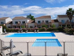 Camping Pas Cher vous présente avec son site Officiel campingpascher.fr, la Résidence Les Hauts Du Maquis, située sur la commune de Linguizzetta dans le département Corse Du Nord (Corse) en France. La résidence Les Hauts Du Maquis, vous présente un hébergement de type appartement de 30 m² pour 2 personnes avec climatisation et télévision. La résidence Les Hauts Du Maquis vous propose du lundi 06 avril au lundi 13 avril 2026 pour 7 nuits à 273€. Cette location propose 171 dates différentes pour réserver votre séjour. Découvrez également les 3 autres gammes d'hébergements de la résidence. Mer, Piscine extérieure, Boulangerie, Restaurant,... En savoir plus : cliquez-ICI.