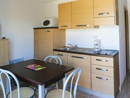 Camping Pas Cher vous présente avec son site Officiel campingpascher.fr, la Résidence Les Hauts Du Maquis, située sur la commune de Linguizzetta dans le département Corse Du Nord (Corse) en France. La résidence Les Hauts Du Maquis, vous présente un hébergement de type appartement de 30 m² pour 2 personnes avec climatisation et télévision. La résidence Les Hauts Du Maquis vous propose du lundi 06 avril au lundi 13 avril 2026 pour 7 nuits à 273€. Cette location propose 171 dates différentes pour réserver votre séjour. Découvrez également les 3 autres gammes d'hébergements de la résidence. Mer, Piscine extérieure, Boulangerie, Restaurant,... En savoir plus : cliquez-ICI.