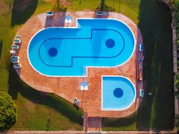 Camping Pas Cher vous présente avec son site Officiel campingpascher.fr, le Établissement Kampaoh Costa Brava, situé sur la commune de Pals dans le département Gérone (Catalogne) en Espagne. L'établissement Kampaoh Costa Brava vous propose un hébergement de type tente toile et bois. L'établissement vous propose 3 autres types d'hébergements. Découvrez tous nos séjours à petits prix dans la commune et aux alentours de Pals du département : Gérone (Catalogne).... En savoir plus : cliquez-ICI.